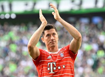 Robert Lewandowski, del Bayern Munich, celebra después del partido contra el VfL Wolfsburg en el Volkswagen Arena, Wolfsburg, Alemania, 14 de mayo de 2022. REUTERS/Fabian Bimmer