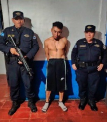 En Candelaria, Cuscatlán Sur, Jherson Misael Sánchez Morales fue arrestado por atacar con un cuchillo a un peatón en la lotificación El Rosario. (Foto cortesía Policía Nacional Civil)
