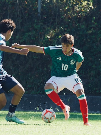 Cisneros suma experiencia con la Selección Mexicana Sub-17 y ya destaca en categorías superiores, reforzando su proyección internacional. (Instagram/ @santiago.cisneros__)