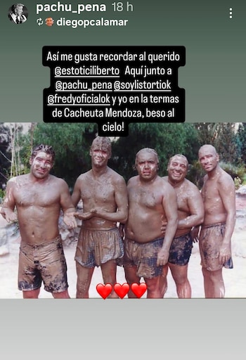 Cinco hombres, incluyendo a Pachu Peña y Toti Cilberto, de pie y sonriendo, cubiertos de barro hasta la cintura en un entorno natural