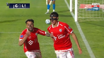 Gol de Matías Succar tras gran cabezazo en Cienciano vs Botafogo por la ida de octavos de final de la Copa Sudamericana 2026