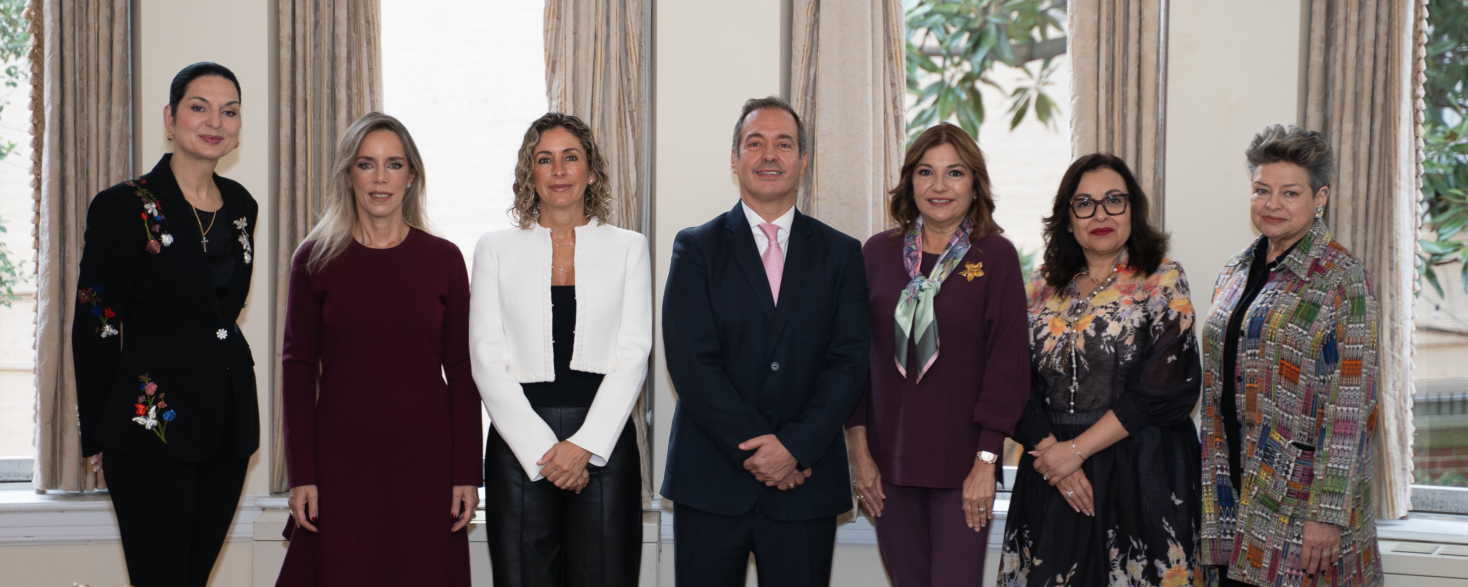 Carlos Rosillo, director del Adam Smith Center, posa acompañado por las primeras damas Rossana Briceño (Belice), María Elena Urquidi (Bolivia), Leticia Ocampos (Paraguay), Lucrecia Peinado (Guatemala), Signe Zeikate (Costa Rica) y Maricel Cohen de Mulino (Panamá)