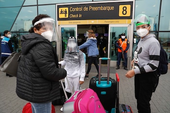 Pasajeros llegan al aeropuerto Internacional