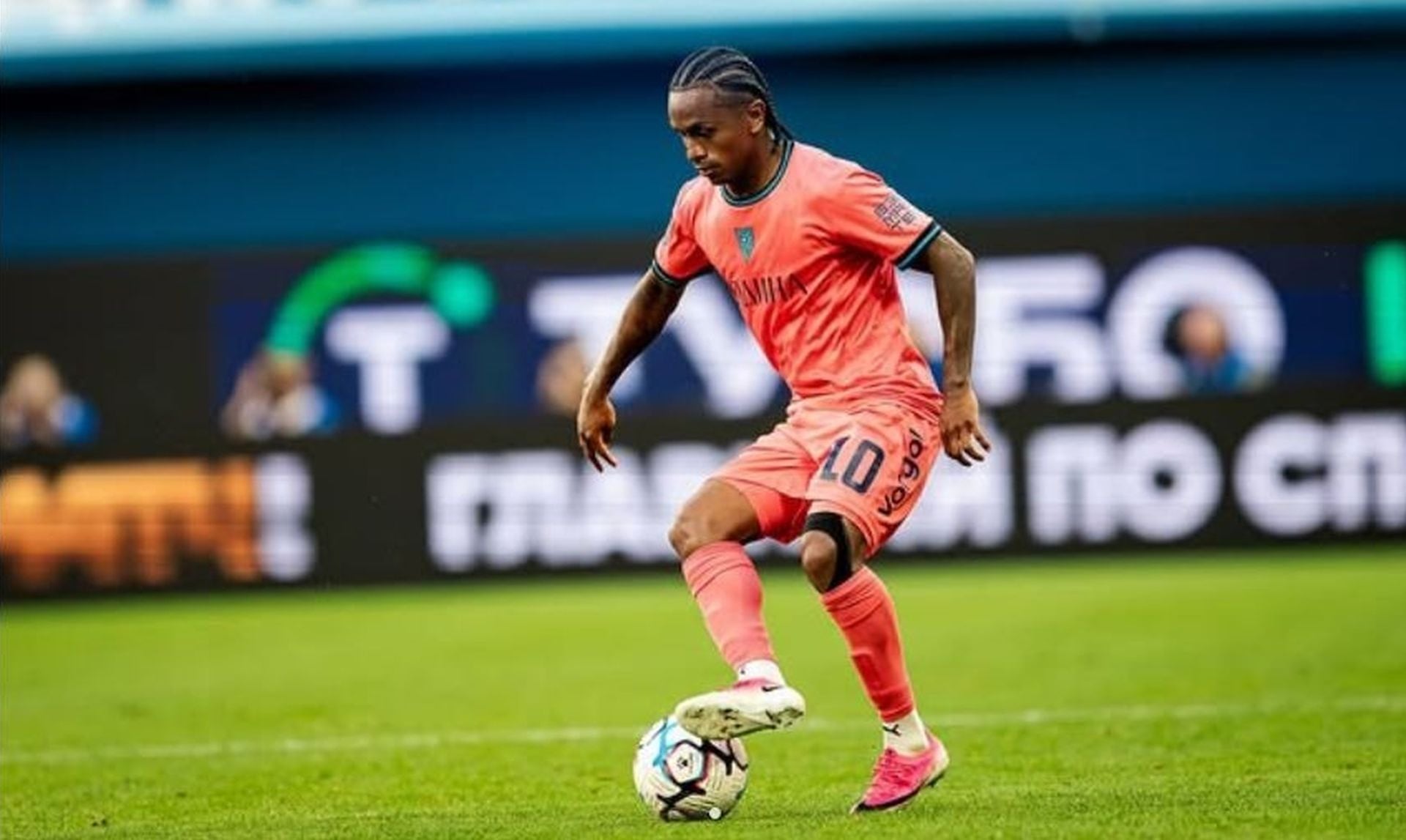 El atacante acumuló su quinta titularidad consecutiva en la Premier Liga rusa, pero no pudo evitar que su equipo sumara una nueva derrota y quedara hundido en el décimo tercer lugar de la tabla. (Rodina Moscú)