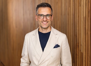 28/09/2026 Ivica Maric, nuevo director financiero y director de operaciones de Hugo Boss.
El director financiero y director de Operaciones de Hugo Boss, Yves Müller, ha dejado sus cargos en la compañía por "motivos personales" y será sustituido por Ivica Maric, actual vicepresidente ejecutivo de Operaciones Comerciales, una salida que llega apenas dos semanas después de que Stephan Sturm, consejero delegado de la firma, dimitiera ante la oferta pública de adquisición lanzada por Frasers Group que consiguió hacerse con el 47,89% de la empresa textil alemana, aunque no alcanzó su objetivo de superar el 50%.
ECONOMIA
HUGO BOSS