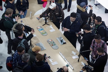 La tecnología aún depende de su descarga en el mundo físico. Otra paradoja que mostró el último Mobile World Congress es la predominante presencia masculina en la industria (Foto: REUTERS/Albert Gea)