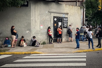 Un grupo de personas hace