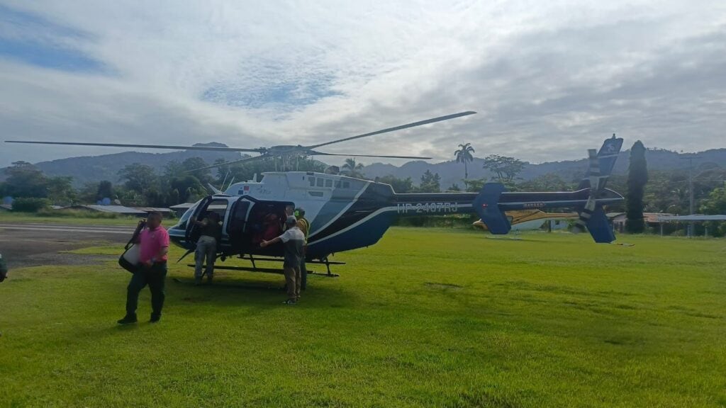 Más de 460 educadores se movilizan hacia la comarca Guna Yala desde terminales de transporte y bases aéreas del SENAN. Cortesía Meduca