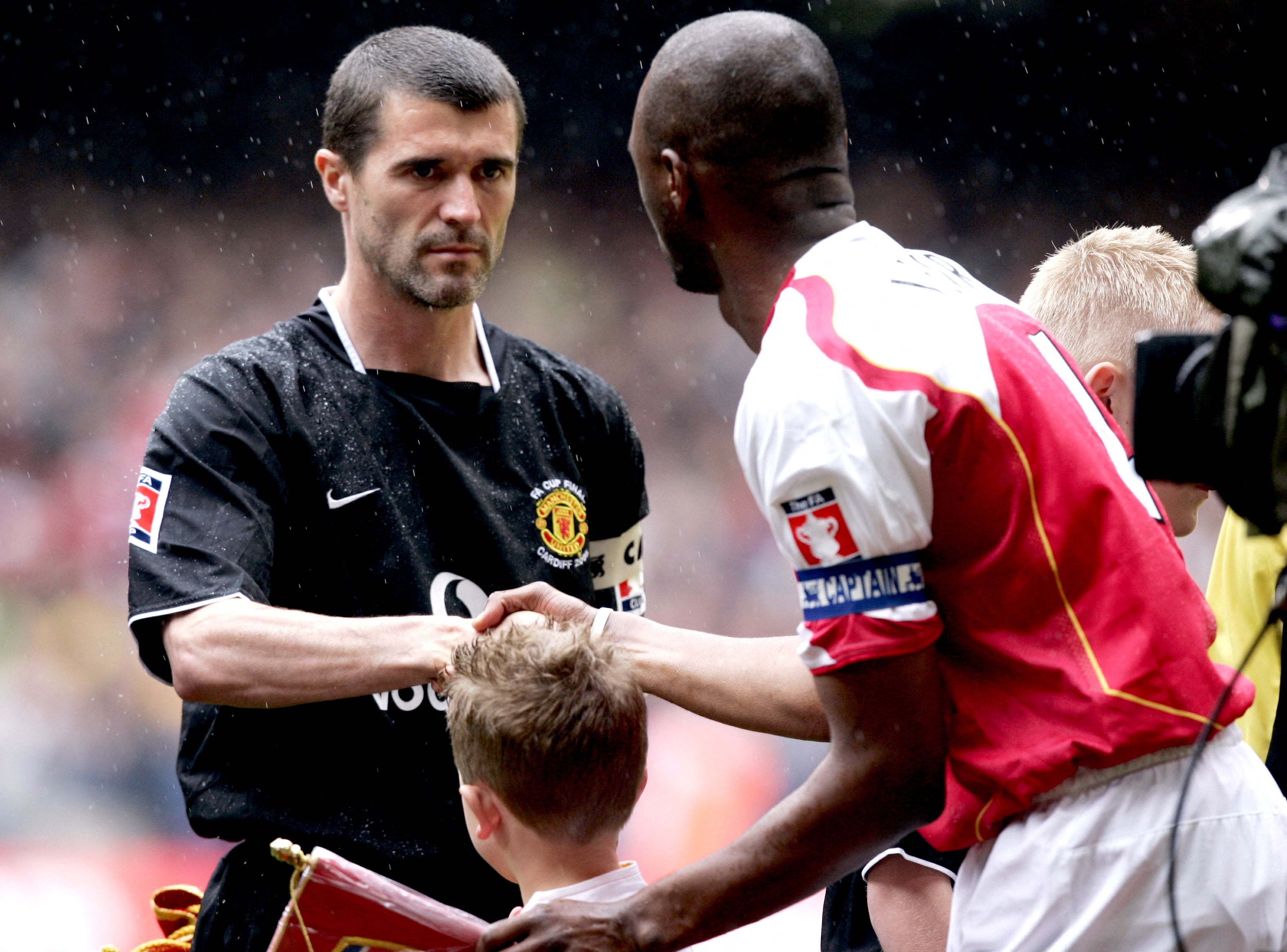 Roy Keane estrechá la mano con Patrick Vieira, capitán del Arsenal y principal rival a principios de los 2000 (Action Images via Reuters/Michael Regan/File Photo)