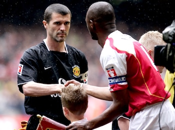 Roy Keane estrechá la mano con Patrick Vieira, capitán del Arsenal y principal rival a principios de los 2000 (Action Images via Reuters/Michael Regan/File Photo)