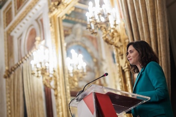 18/07/2023 La presidenta de la Comunidad de Madrid, Isabel Díaz Ayuso, durante la entrega de la Medalla de Honor de la Cámara de Comercio en el Palacio de Santoña, a 18 de julio de 2023, en Madrid (España). Con esta distinción, se reconoce a las actuaciones llevadas por personas, empresas u organismos por el fomento del comercio, la industria y los servicios.
POLITICA
Alejandro Martínez Vélez - Europa Press