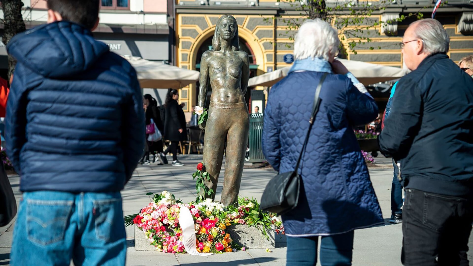 Luego del funeral de Cecilie, sus familiares y amigos depositaron flores junto a su estatua (Torstein Wold TV 2)