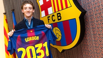 Anthony Gordon firmó con Barcelona