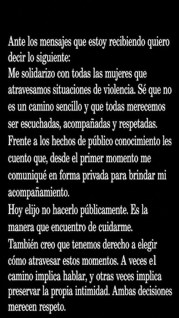 Texto en color blanco sobre un fondo negro que expresa solidaridad con mujeres y aborda el derecho a la intimidad