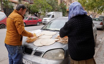 La gente tiende pan para