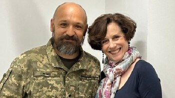 Denise Dresser junto a un