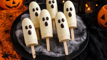 Paletas de plátano fantasmales con chocolate: la receta fácil para un Halloween divertido