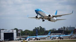 Un avión de Aerolíneas Argentinas dio vueltas una hora en el aire sobre Santa Fe: investigan a la torre de control