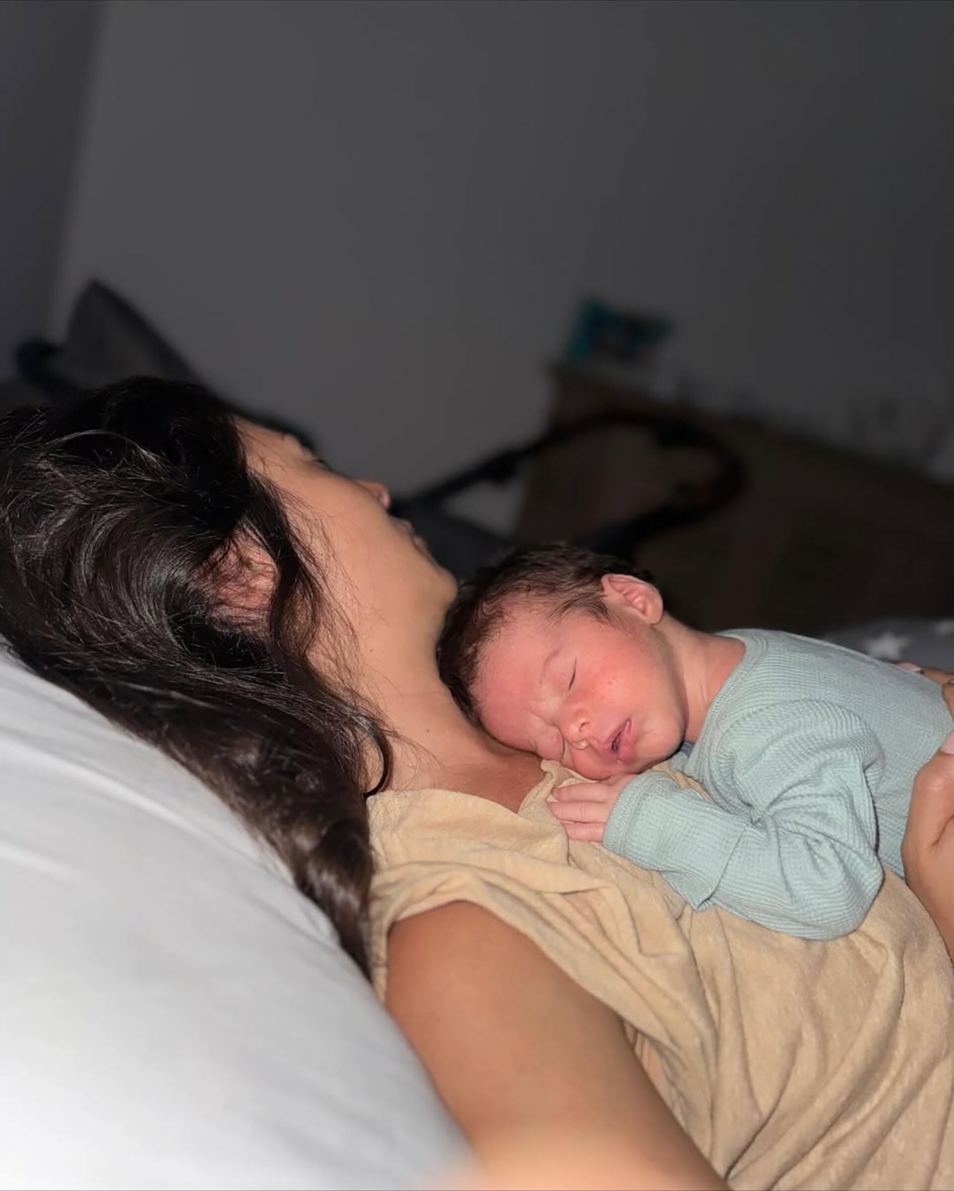 Luego de arduos días acostumbrándose a la nueva rutina, madre e hijo descansando juntos