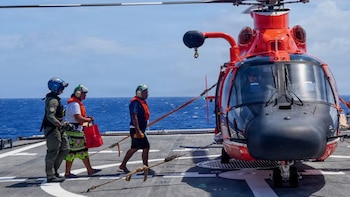 La Guardia Costera de Estados Unidos rescata a una familia tras siete días a la deriva en el Pacífico