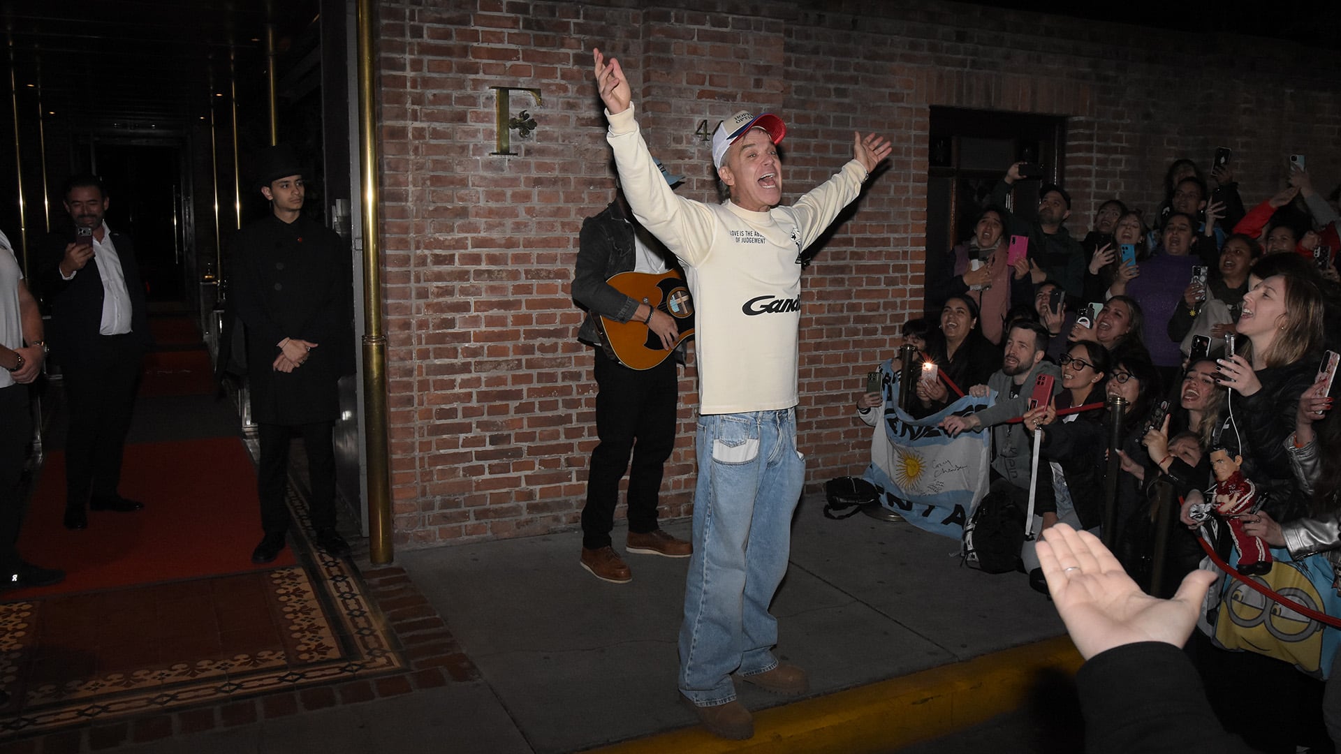 El cantante Robbie Williams llegó a la Argentina (RSFotos)