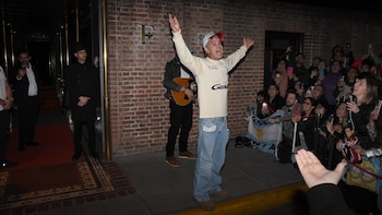 Robbie Williams sorprendió a sus fans en Buenos Aires con un show acústico en la puerta de su hotel