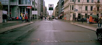 Piedras en la calle marcan el recorrido del antiguo Muro de Berlín cerca de la Puerta de Brandeburgo en Berlín