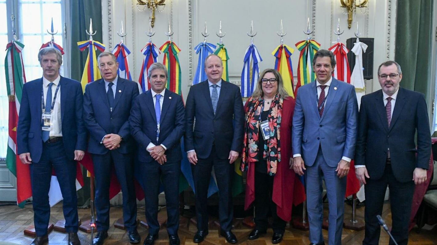 Durante el encuentro, Caputo también mantuvo reuniones bilaterales con representantes de Brasil y tiene previsto encontrarse con el ministro de Economía de Uruguay.