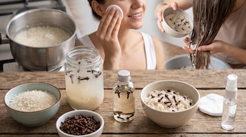 Arroz hirviendo, mujer aplicando tónico facial con algodón, persona aplicando enjuague capilar con agua de arroz y clavo, ingredientes crudos y preparados en recipientes.