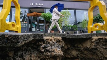 Un hombre pasa junto a