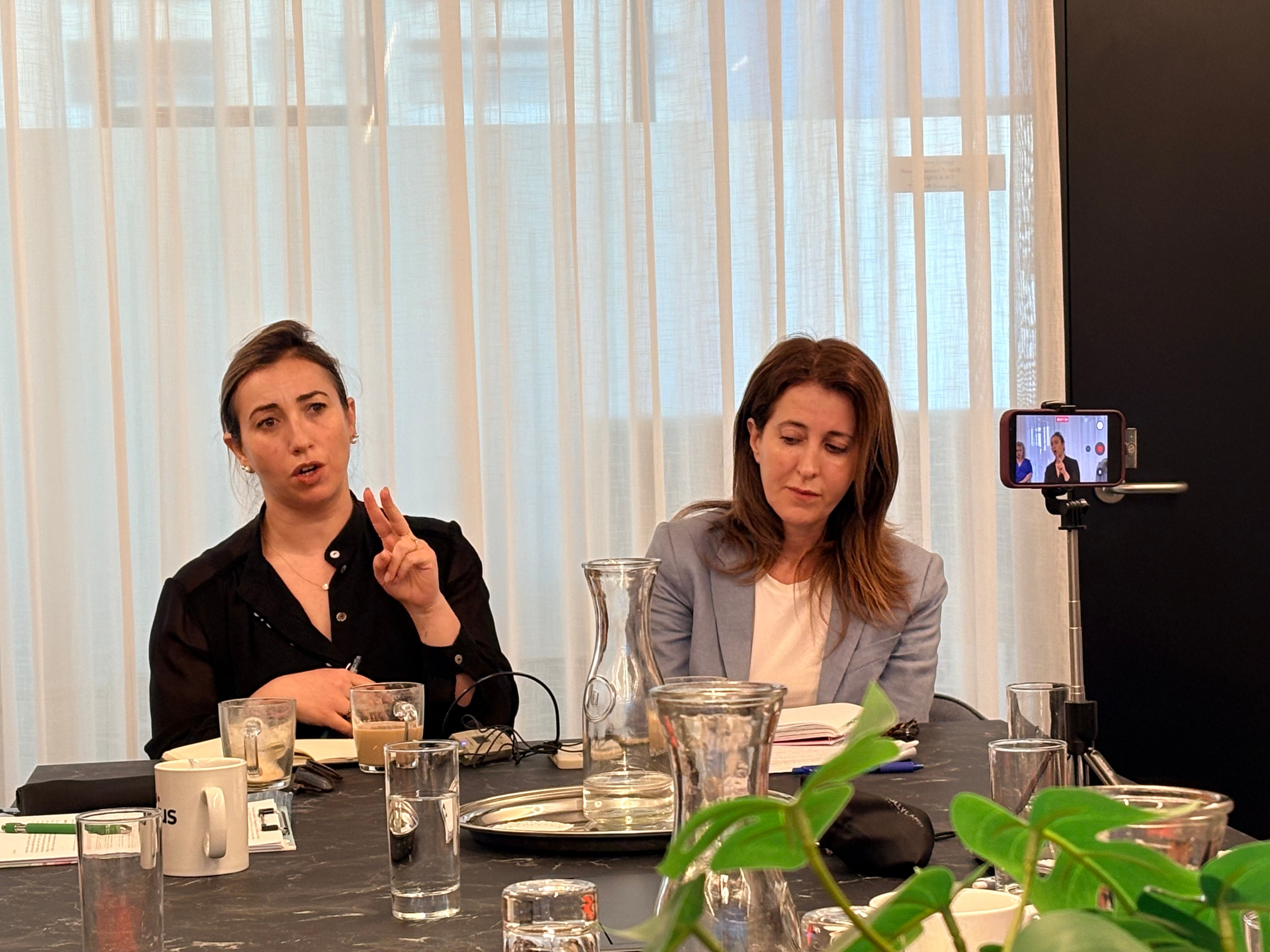 Cochav Elkayam-Levy y Merav Israeli Amarant, fundadora y CEO de la Comisión Civil de Israel, participan en una sesión informativa. (Infobae)