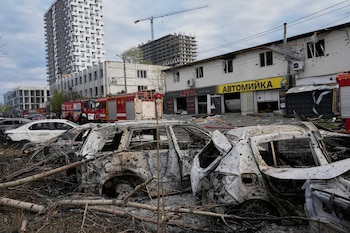 Autos particulares quemados en un estacionamiento dañado tras el ataque de misiles rusos en Kiev. Rusia lanzó cerca de 700 drones y decenas de misiles balísticos y de crucero en el bombardeo. (AP Photo/Efrem Lukatsky)