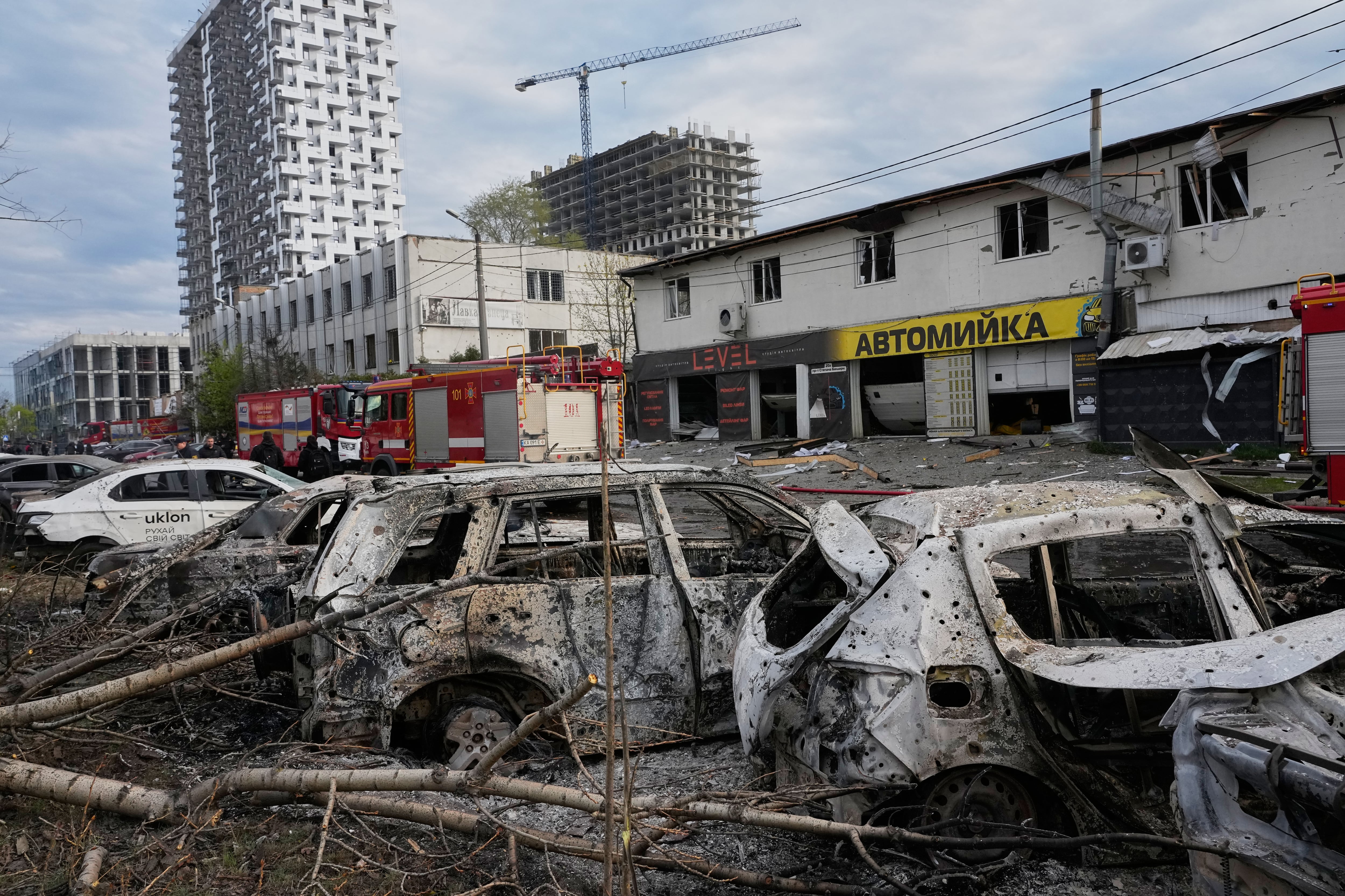 Autos particulares quemados en un estacionamiento dañado tras el ataque de misiles rusos en Kiev. Rusia lanzó cerca de 700 drones y decenas de misiles balísticos y de crucero en el bombardeo. (AP Photo/Efrem Lukatsky)