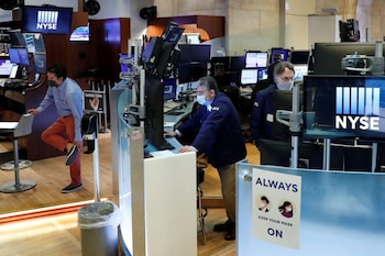 Operadores con mascarillas en la