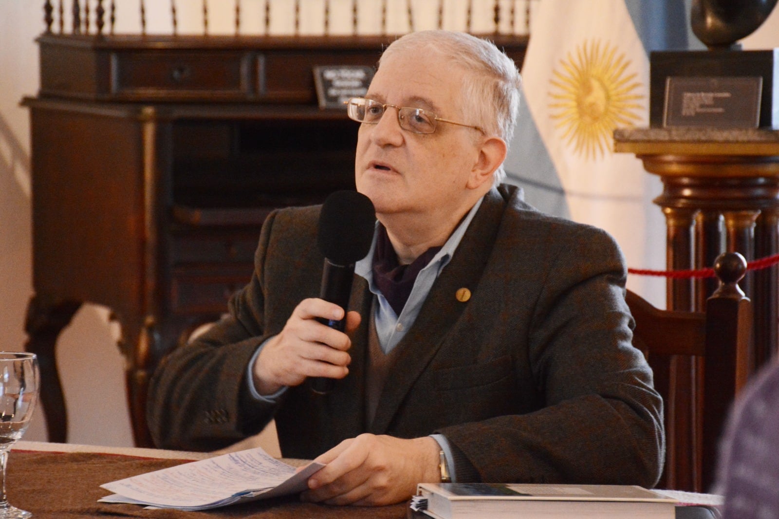 El académico Javier González sostuvo que la obra no pertenece al género de la literatura gauchesca e hizo una propuesta audaz.