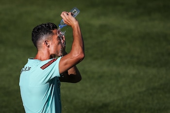 En la imagen de archivo, Cristiano Ronaldo, de la selección portuguesa, se refresca en una sesión de entrenamiento. EFE/EPA/RODRIGO ANTUNES