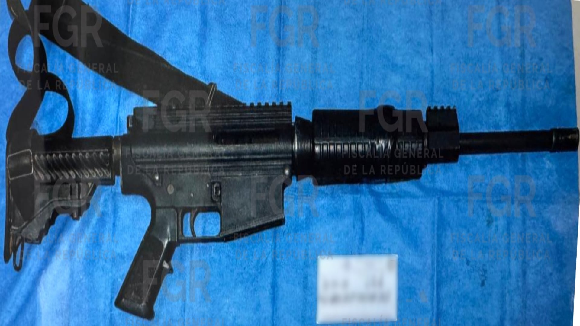 Una de las armas aseguradas(FGR)