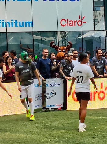 El jugador de Cruz Azul estuvo en evento de Checo Pérez