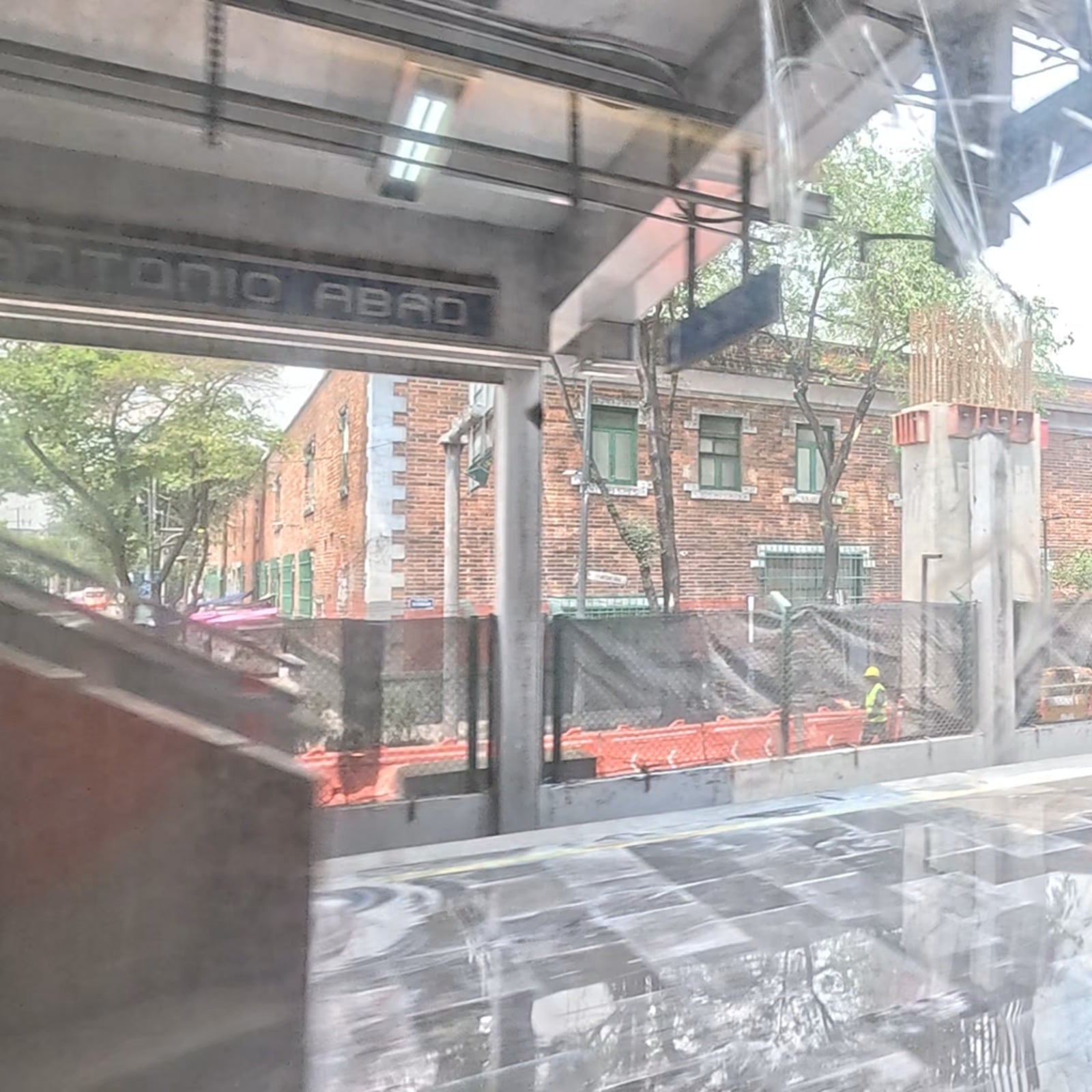 Los trabajos de remodelación en la Línea 2 del Metro CDMX continúan, mostrando la estación Antonio Abad con un trabajador y barreras de construcción en el exterior. (Cortesía FB/ SNT: Movilidad Urbana)