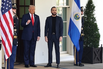 El presidente de Estados Unidos, Donald Trump, recibe al presidente de El Salvador, Nayib Bukele, en la Casa Blanca en Washington D. C., Estados Unidos, el 14 de abril de 2025. (REUTERS/Evelyn Hockstein)