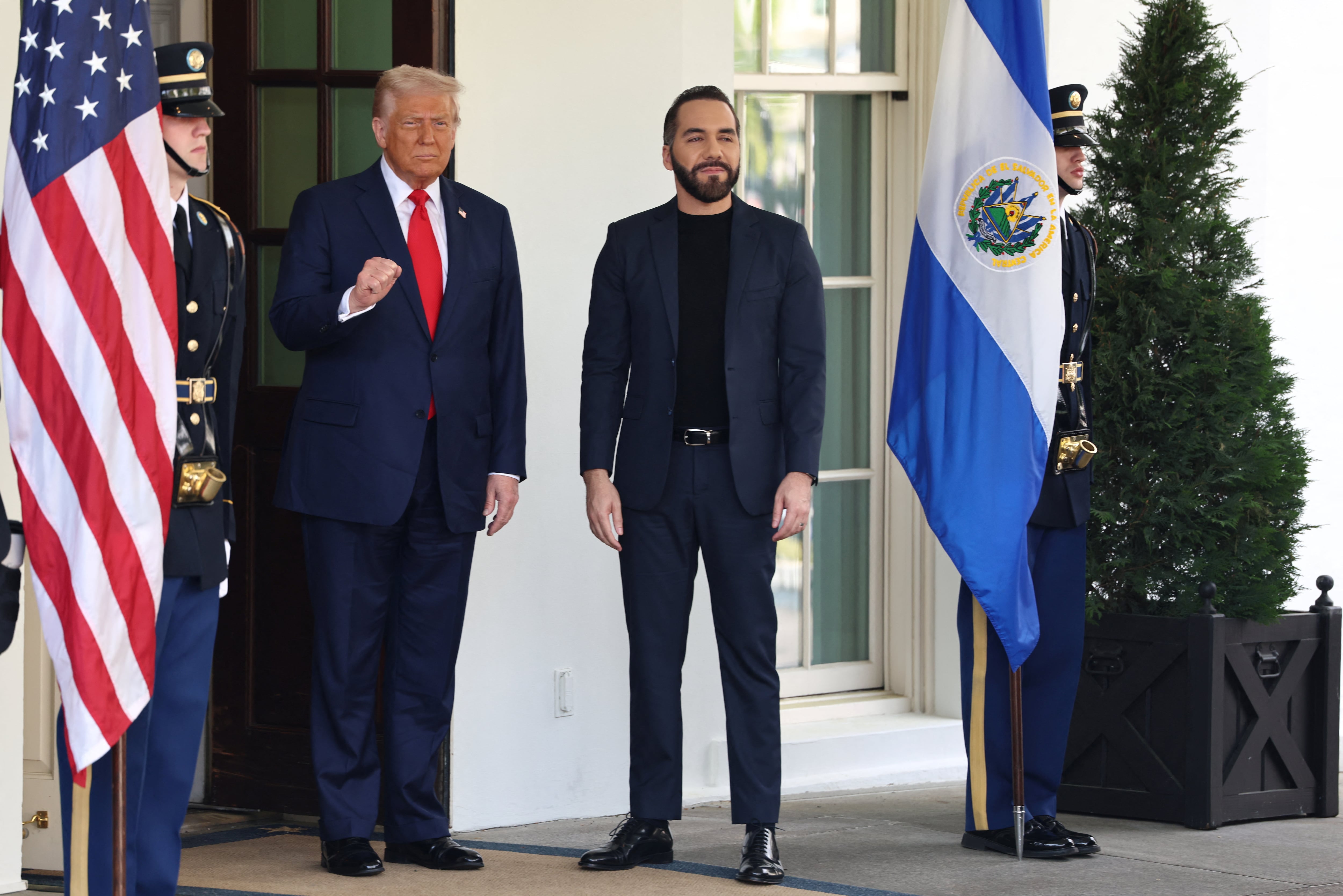 El presidente de Estados Unidos, Donald Trump, recibe al presidente de El Salvador, Nayib Bukele, en la Casa Blanca en Washington D. C., Estados Unidos, el 14 de abril de 2025. (REUTERS/Evelyn Hockstein)