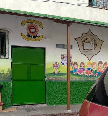 La investigación oficial documentó que el docente tocaba la pierna, la espalda y el hombro de alumnas, conductas clasificadas como acoso sexual ejercido por profesores.