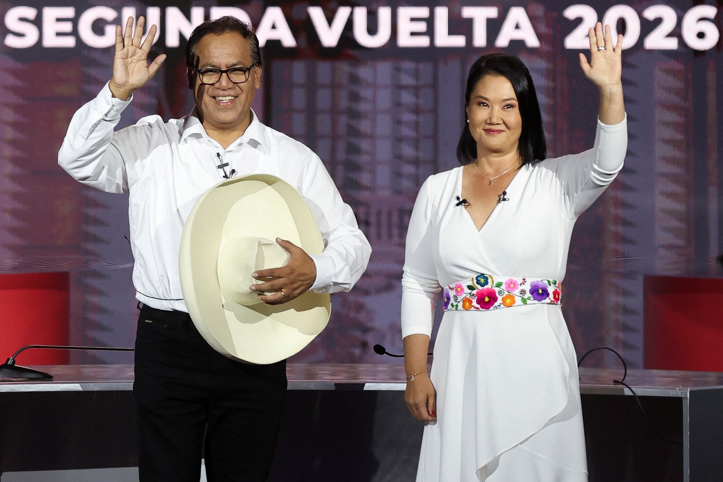La candidata presidencial de derecha de Perú, Keiko Fujimori, y el candidato de izquierda, Roberto Sánchez, hacen gestos antes de un debate televisado, previo a la segunda vuelta de las elecciones presidenciales del 7 de junio, en Lima, Perú, el 31 de mayo de 2026. REUTERS/Alessandro Cinque