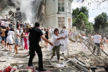 Personas excavando entre montones de