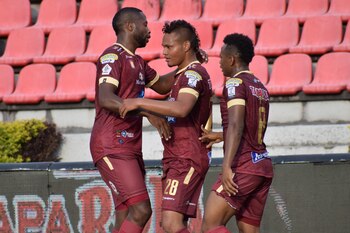 IBAGUE - COLOMBIA, 08-03-2020: Luis Fernando Miranda (#28) del Tolima celebra después de anotar el segundo gol de su equipo partido entre Deportes Tolima y Alianza Petrolera por la fecha 14 de la Liga BetPlay I 2020 jugado en el estadio Manuel Murillo Toro de la ciudad de Ibagué. / Luis Fernando Miranda (#28) of Tolima celebrates after scoring the first goal of his team during match between Deportes Tolima and Alianza Petrolera for the date 4 as part of BetPlay League I 2020 played at Manuel Murillo Toro stadium in Ibague. Photo: VizzorImage / Joan Orjuela / Cont
