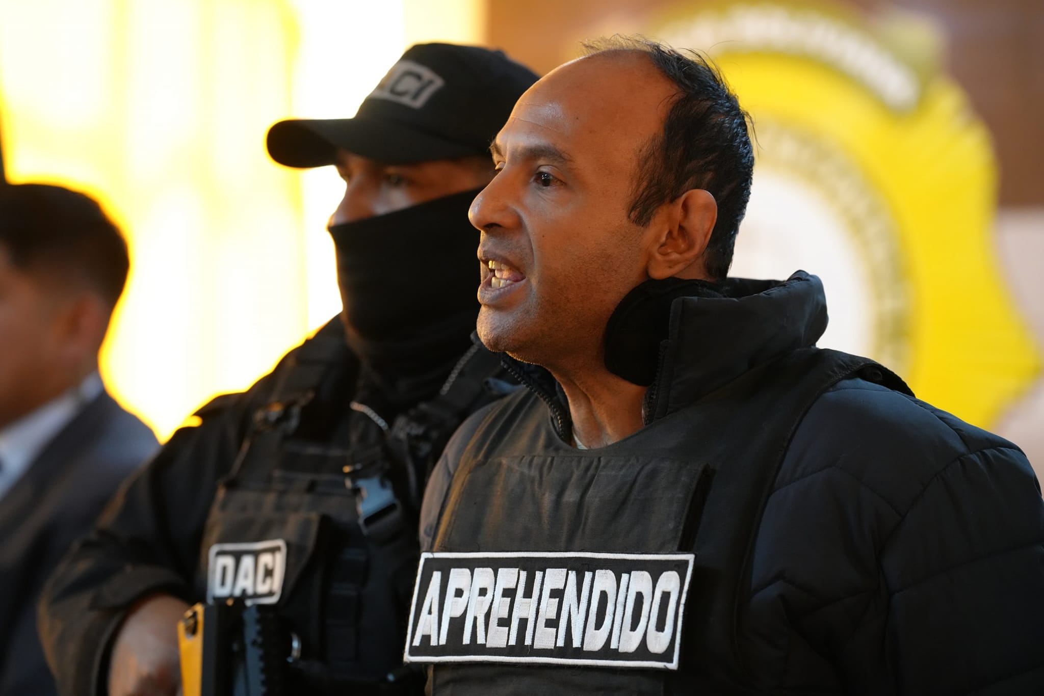 El activista boliviano Fernando Hamdan cuando fue presentado a los medios tras su aprehensión el 7 de julio de 2024.