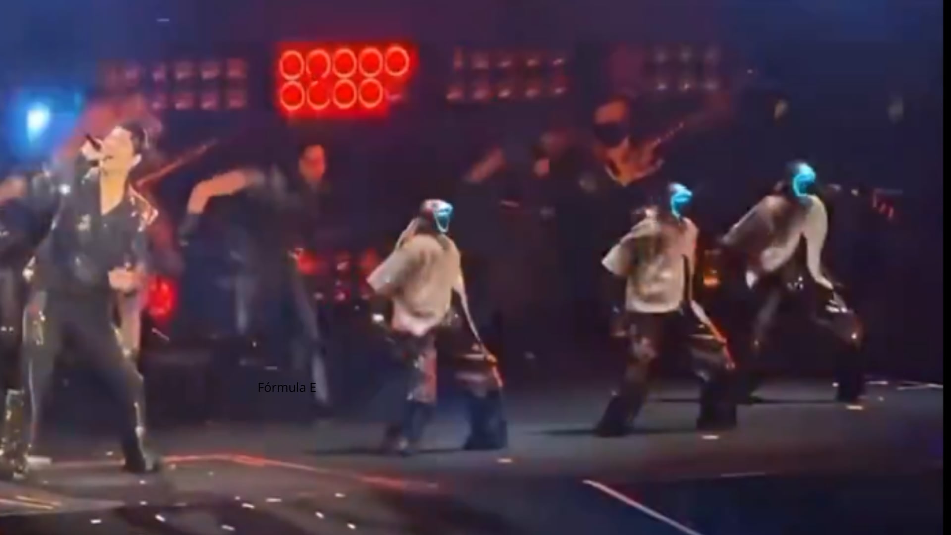 Robots G1 en la presentación del cantante Wang Leehom. (X: @MariosKaratzias)