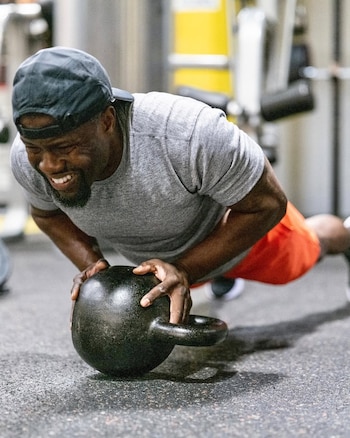 cómo mantiene el actor Kevin Hart su masa muscular y agilidad