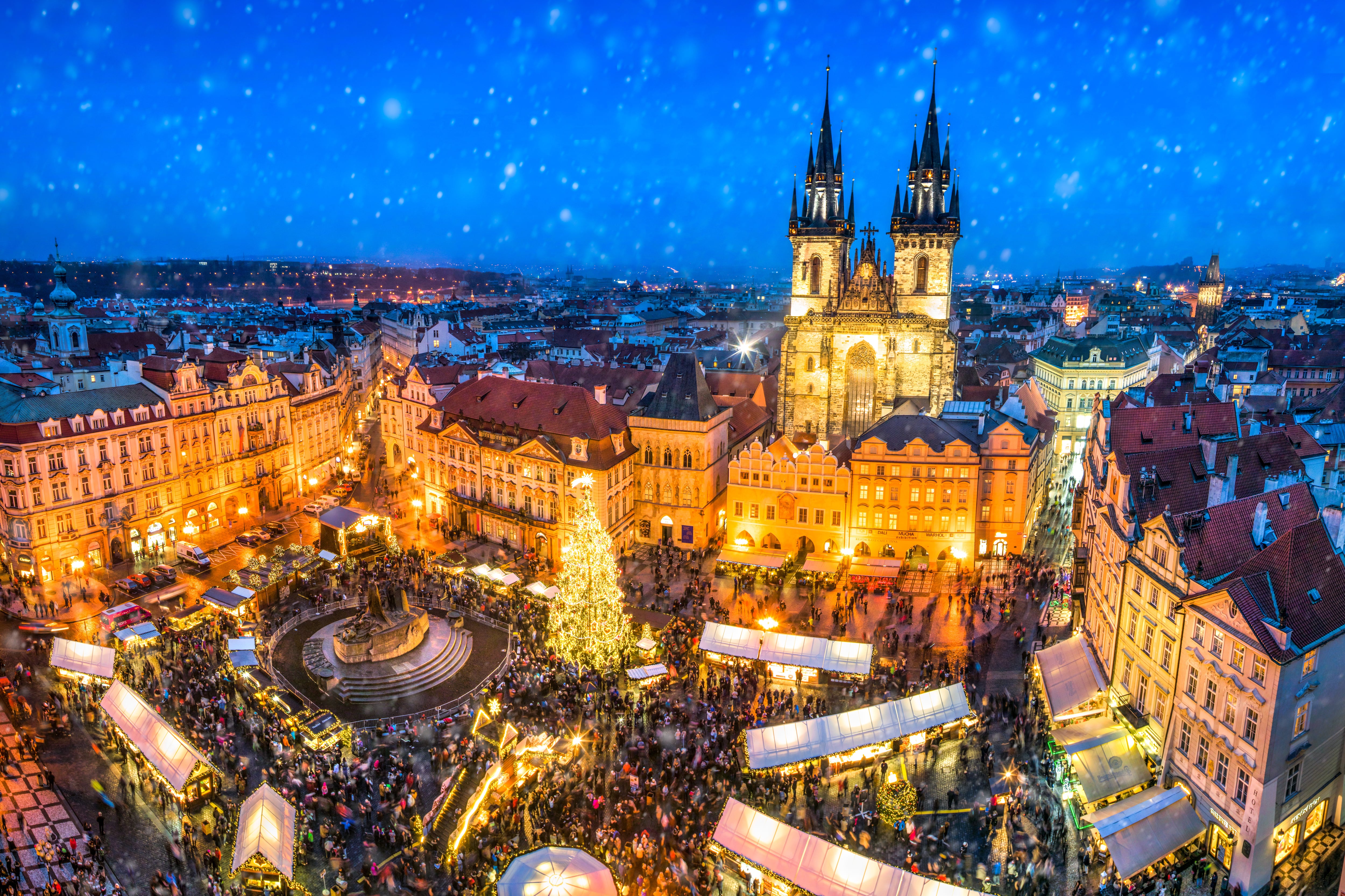 Alemania destaca por sus mercadillos de Navidad medievales y la presencia del temido Krampus, fusionando tradición y modernidad - (Adobe Stock).