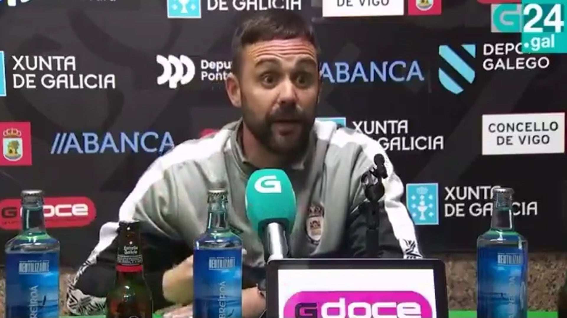 Marc García Puig, entrenador del Real Ávila fue acusado de agredir físicamente a un periodista discapacitado (Captura video)